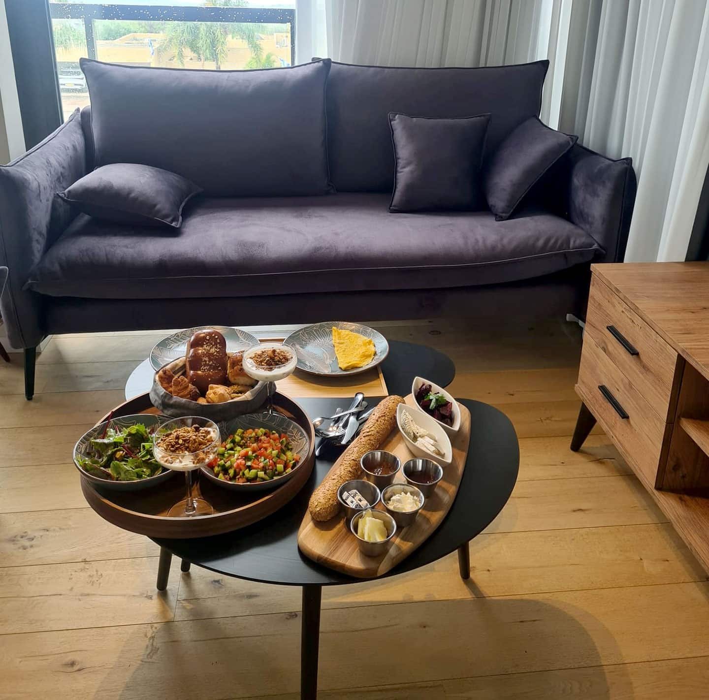 yoga-lake-view-breakfast-serve