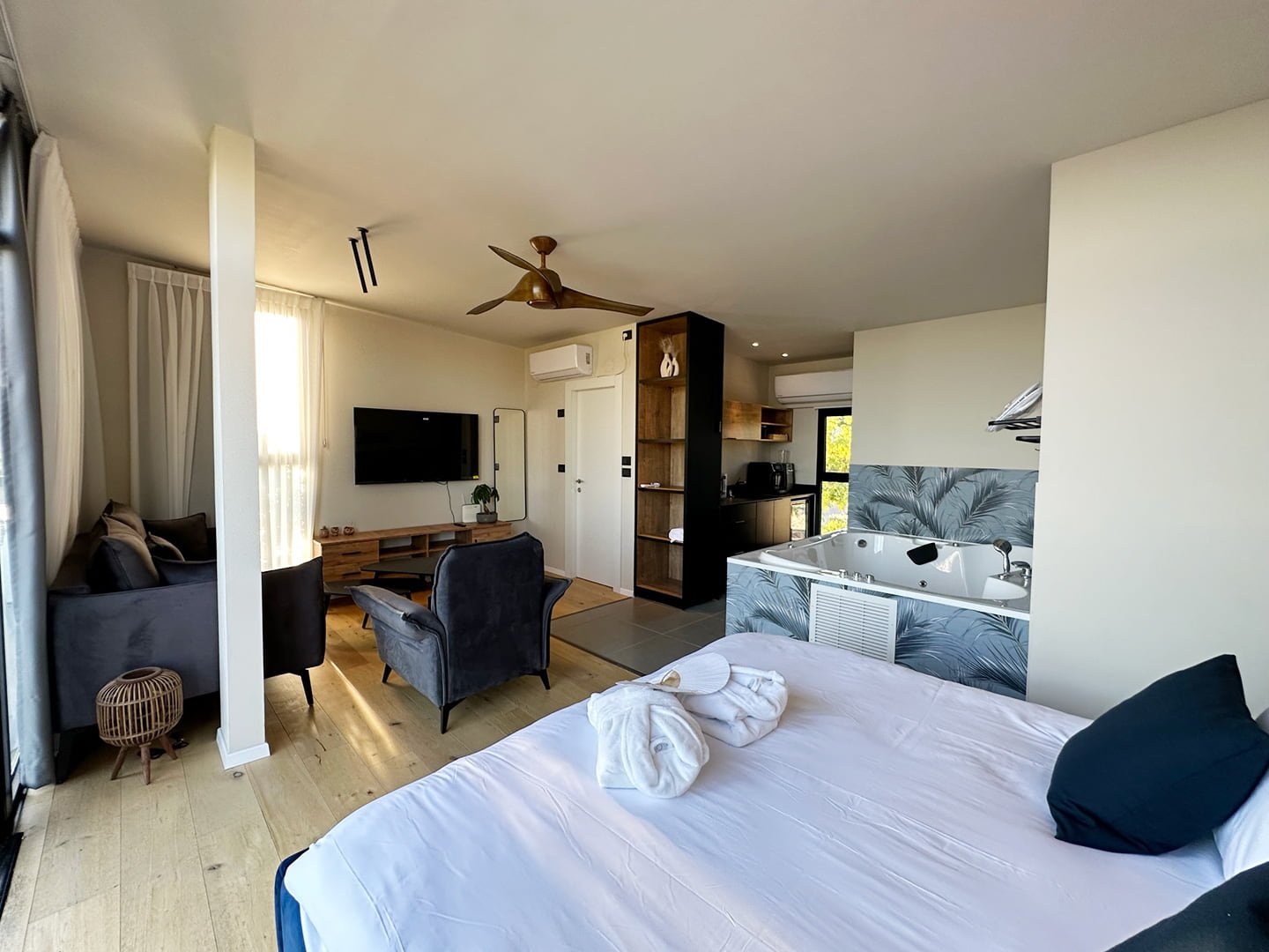 yoga-lake-view-suite-8
