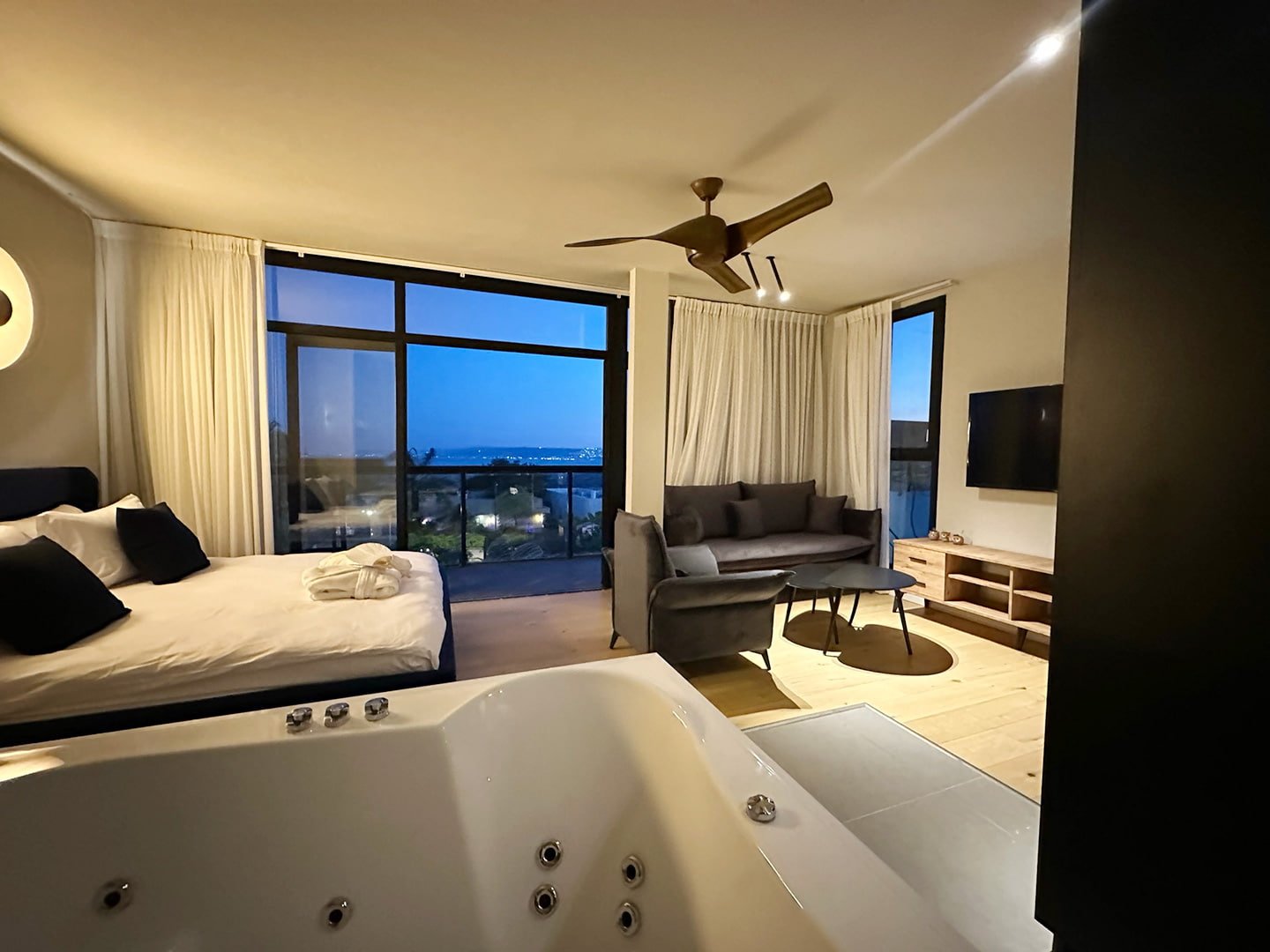 yoga-lake-view-suite-eve
