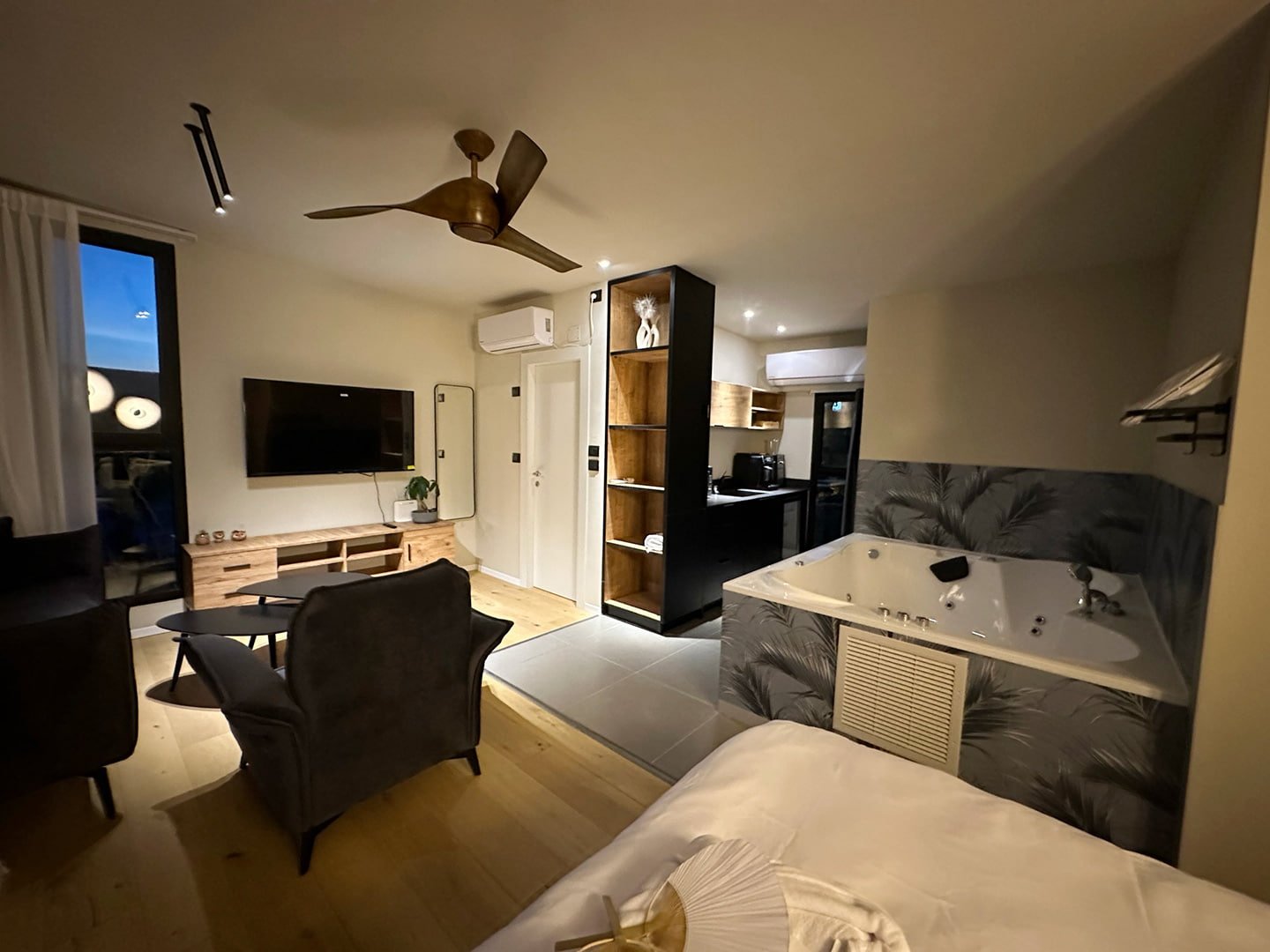 yoga-lake-view-suite-salon